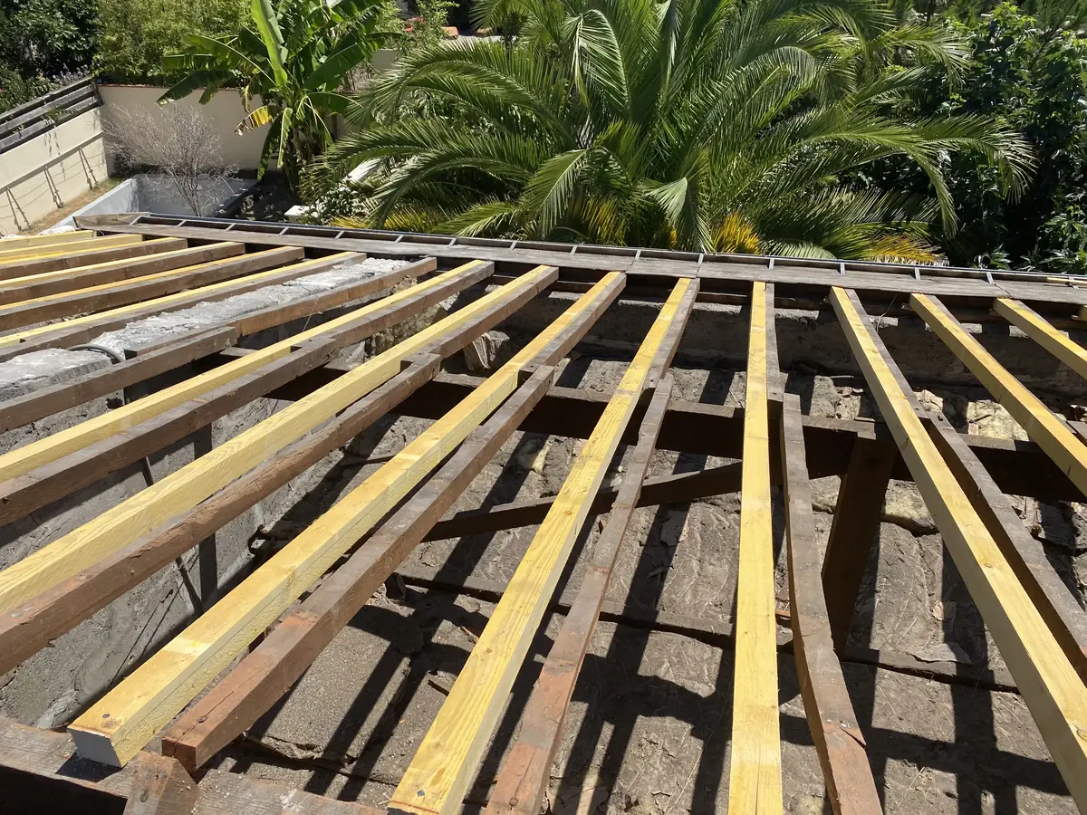 Remplacement de chevrons sur une charpente bois