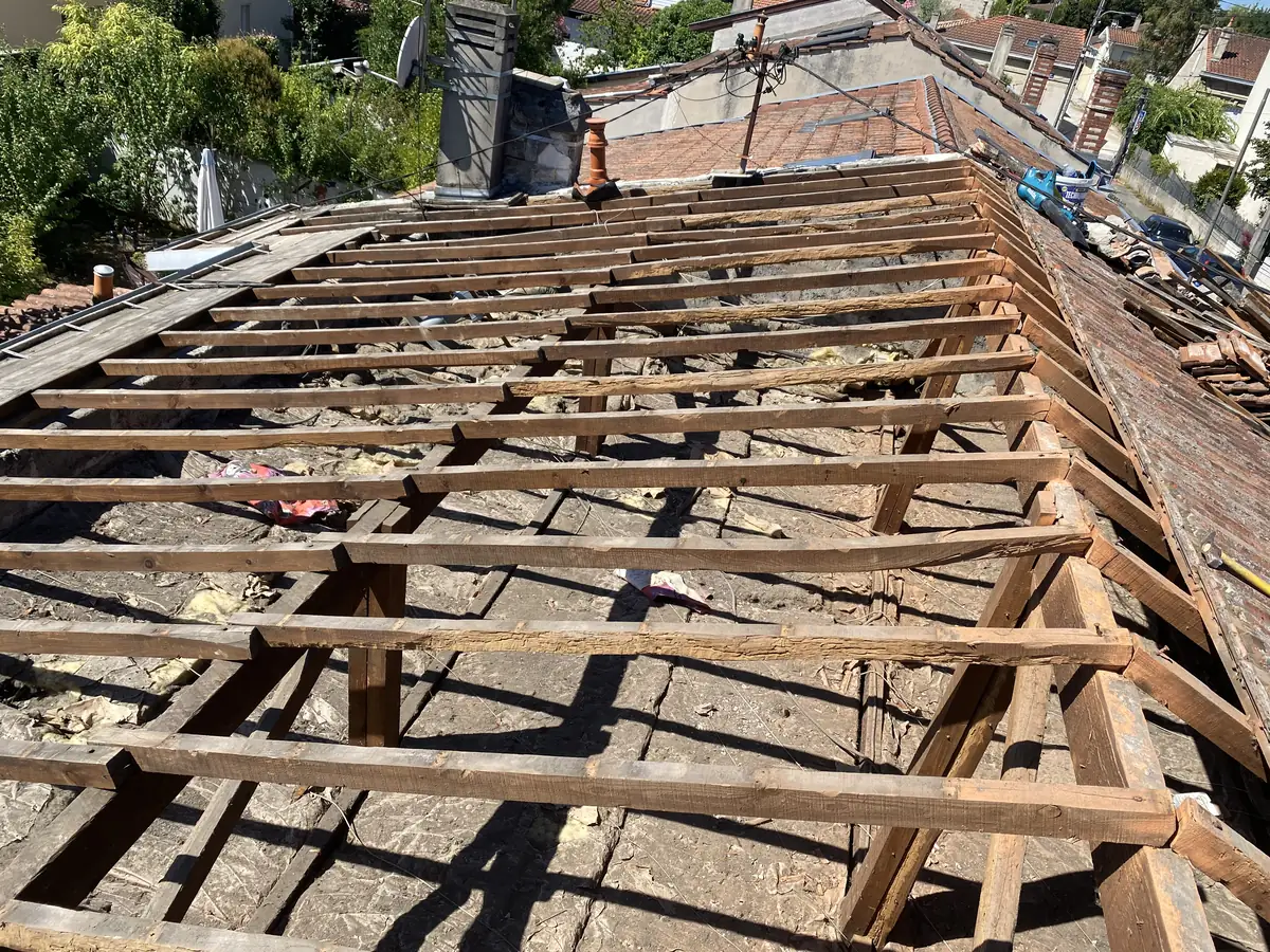 Charpentier à Bordeaux – Rénovation de charpente avec chevrons neufs