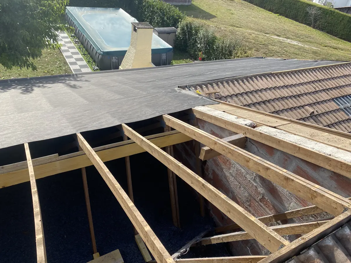 Structure de charpente mise à nu pendant une rénovation