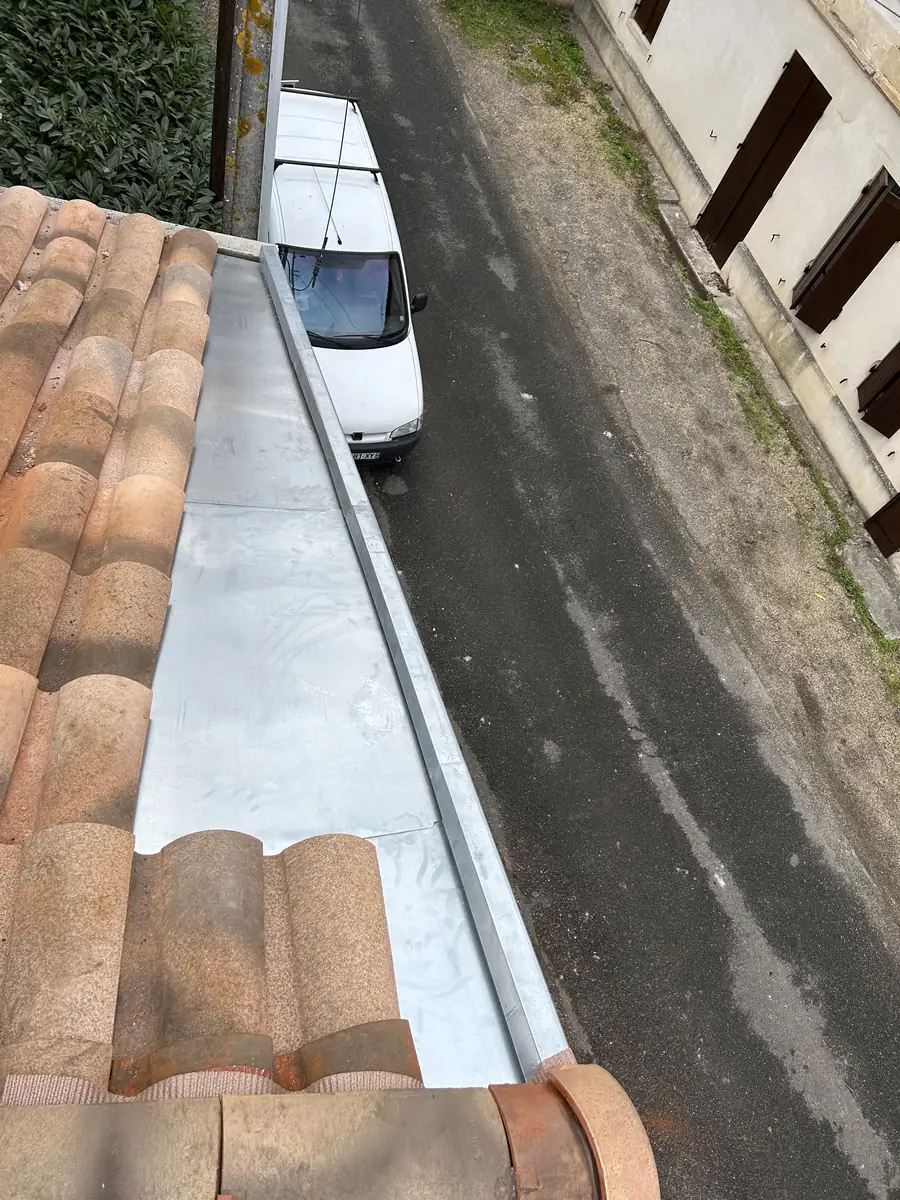 Chéneau en zinc en bord de toiture