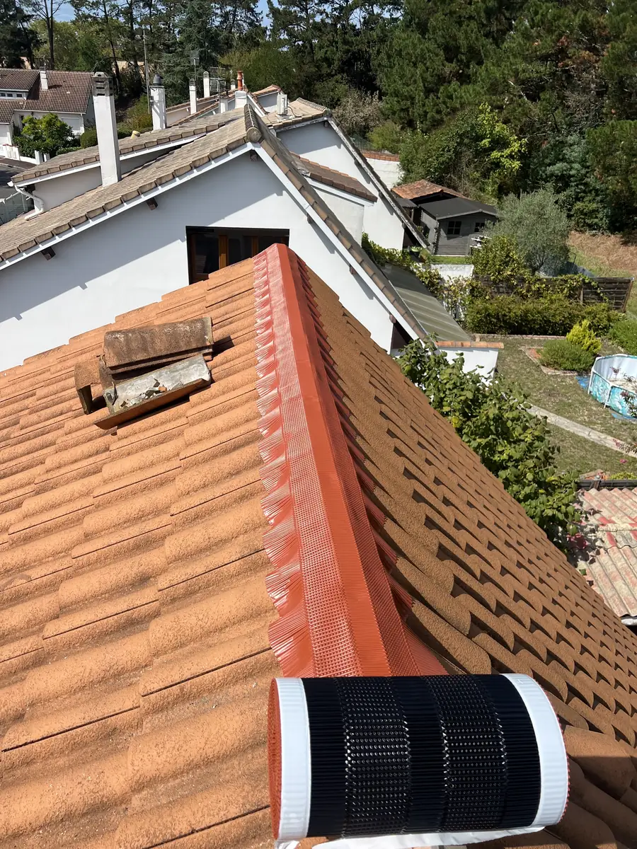 Pose d'un closoir de faîtage ventilé