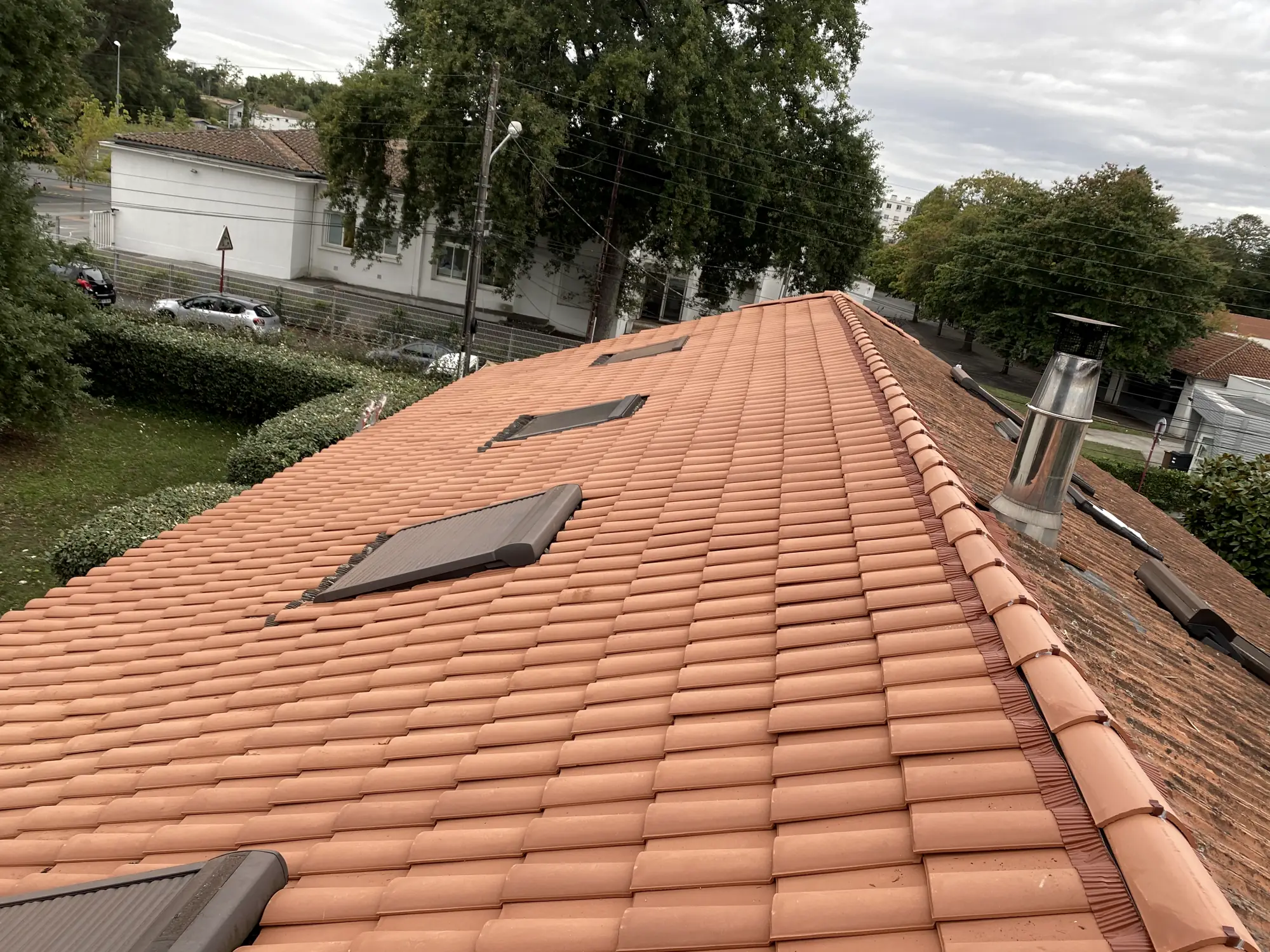 Toiture en tuiles terre cuite refaite par Les Couvreurs Gallien, couvreur à Bordeaux