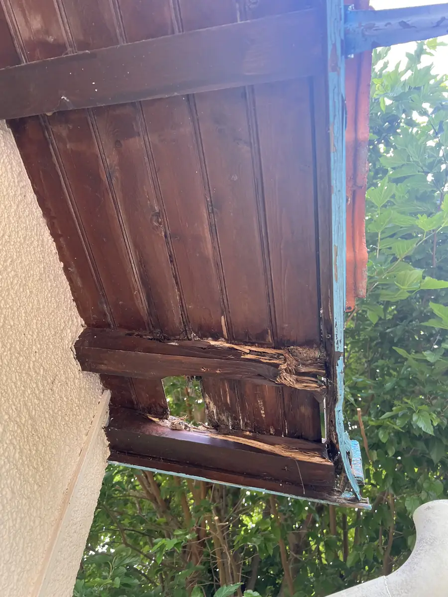 Débord de toit en bois abîmé sur une maison de Gradignan avant travaux