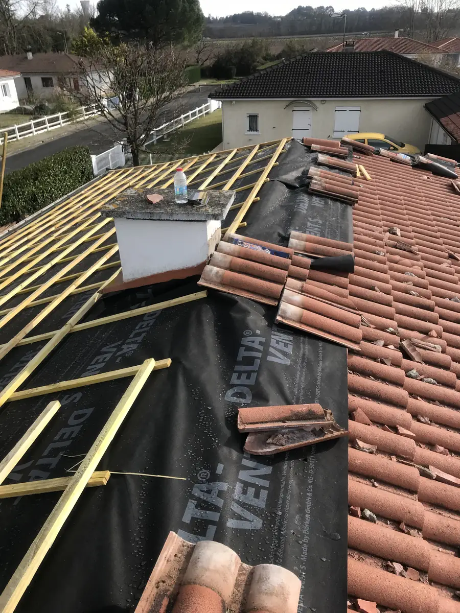 Dépose des tuiles pour une rénovation de couverture