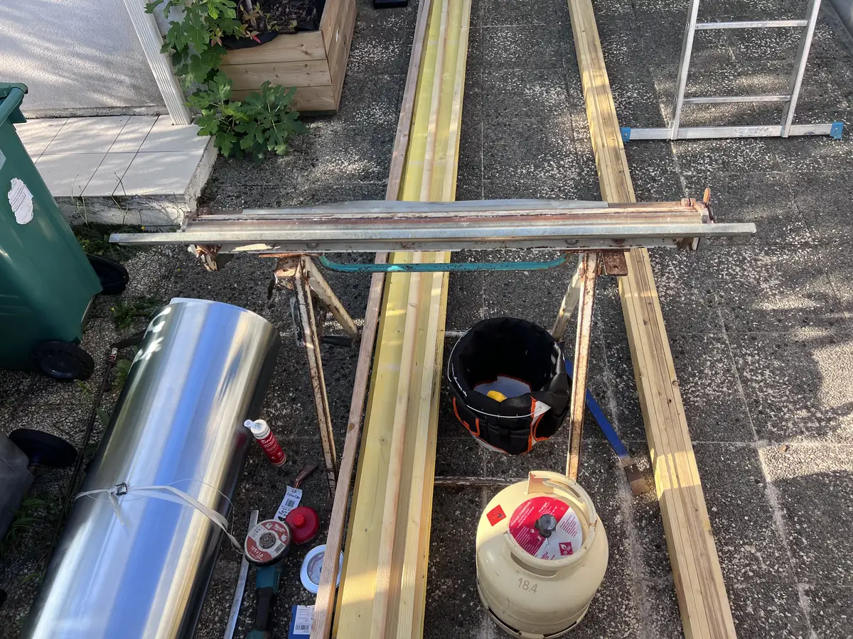 Façonnage du zinc sur chantier par un zingueur