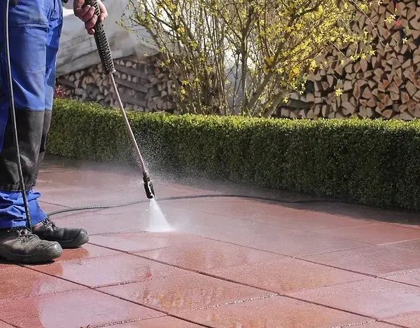 Nettoyeur haute pression : un outil réservé aux terrasses et aux abords, jamais aux tuiles