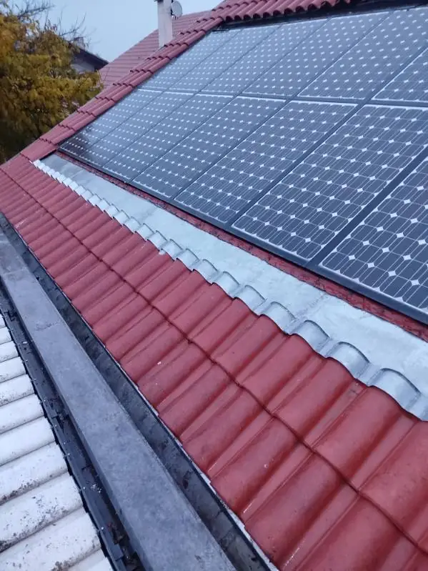 Abergement en zinc de panneaux solaires en toiture