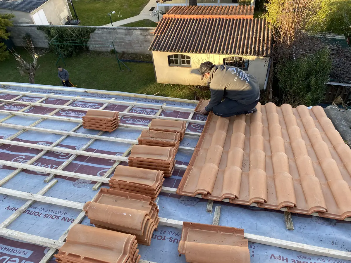 Pose de tuiles neuves par un couvreur