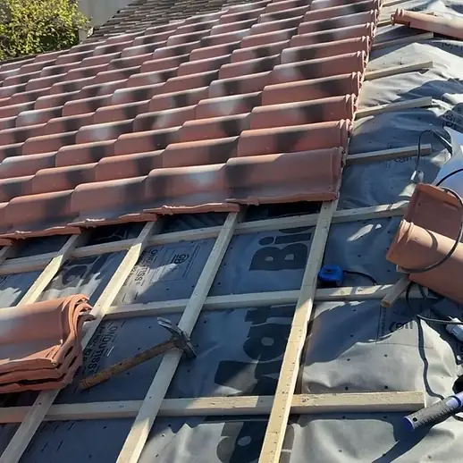Remplacement de tuiles – Remplacement de tuiles sur liteaux et écran sous-toiture