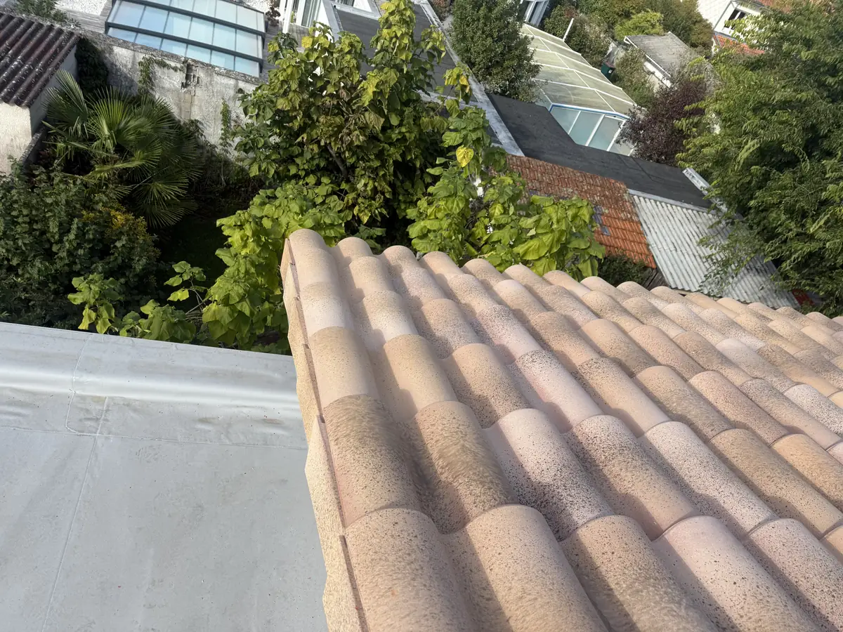Rive de tuiles et relevé d'étanchéité de toit-terrasse