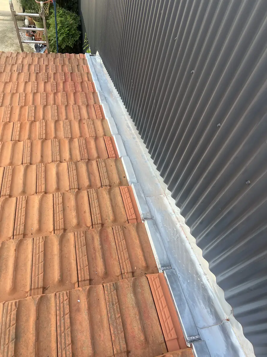 Solin en zinc en rive contre un mur