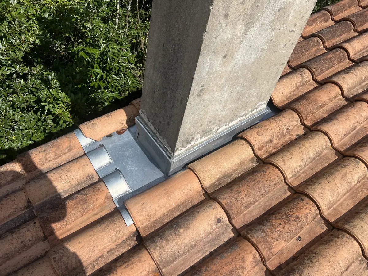 Solin en zinc autour d'une souche de cheminée
