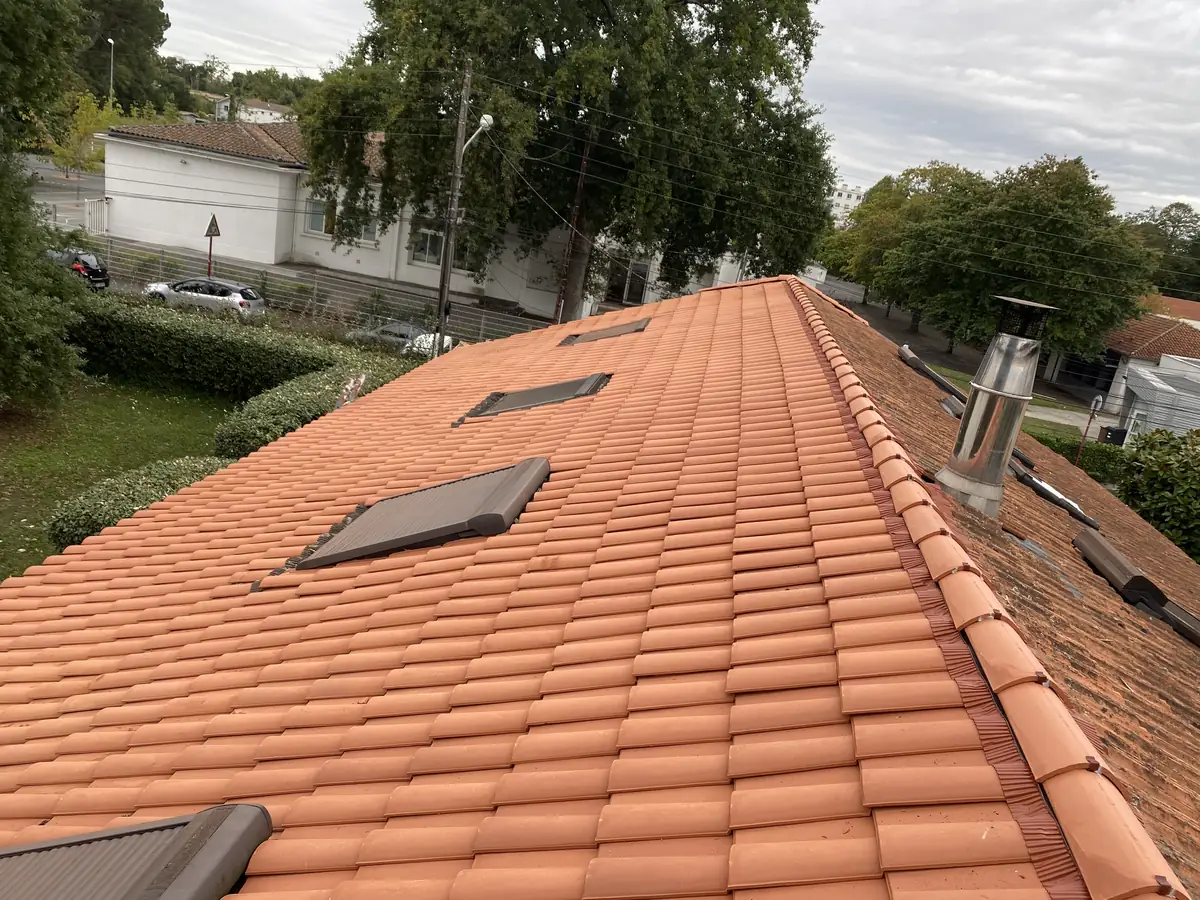 Toiture neuve en tuiles avec fenêtres de toit