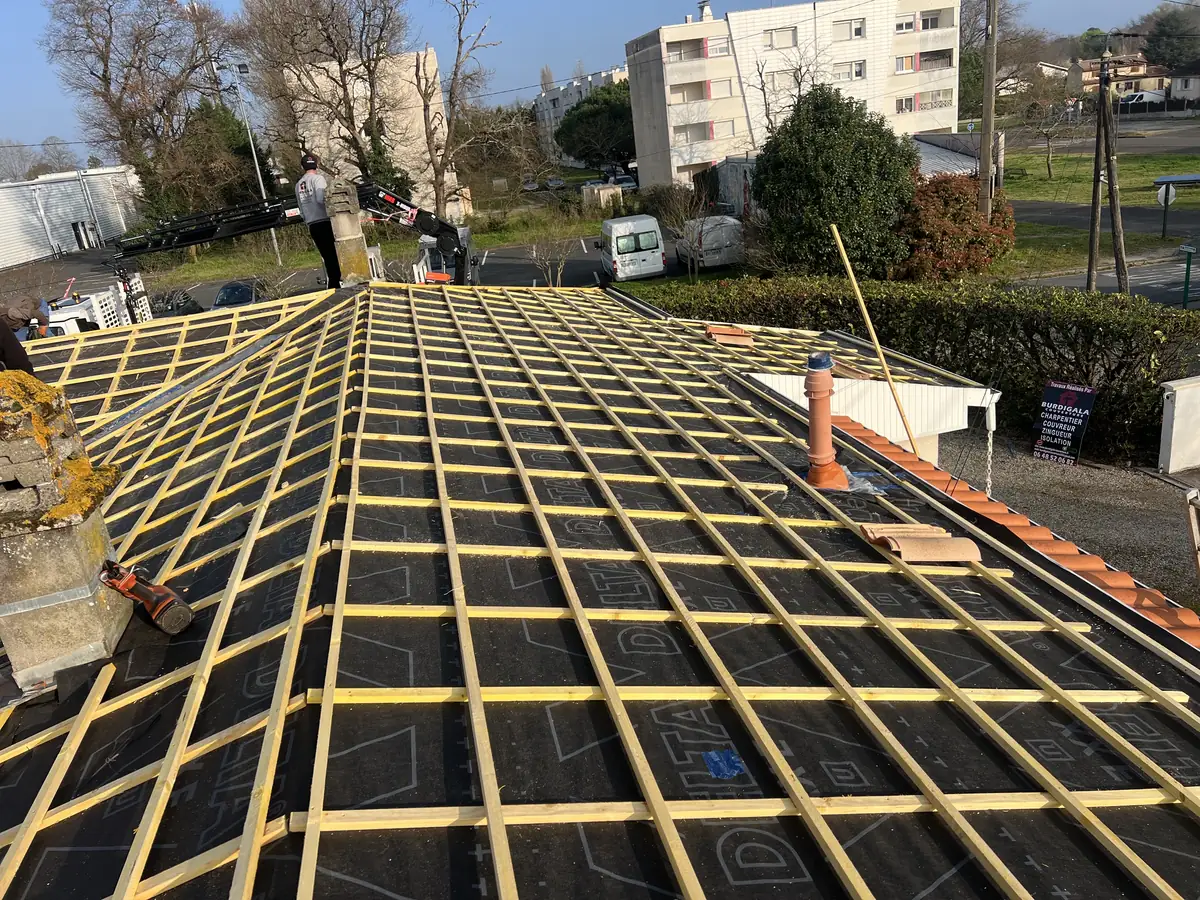Toiture à quatre pans avec liteaux et écran neufs